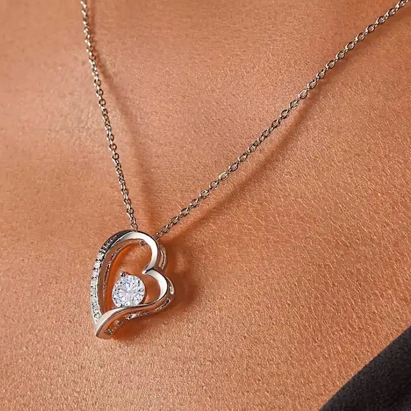 Jewelry - 💜10/$25💜NEW Silver Rhinestone Heart Delicate Necklace